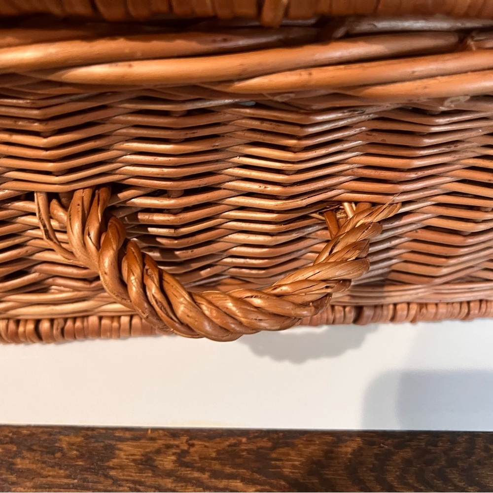 Brookes Baskets Vintage Wicker Picnic Basket-Made in England Set of 4 Plates etc - Picture 3 of 13